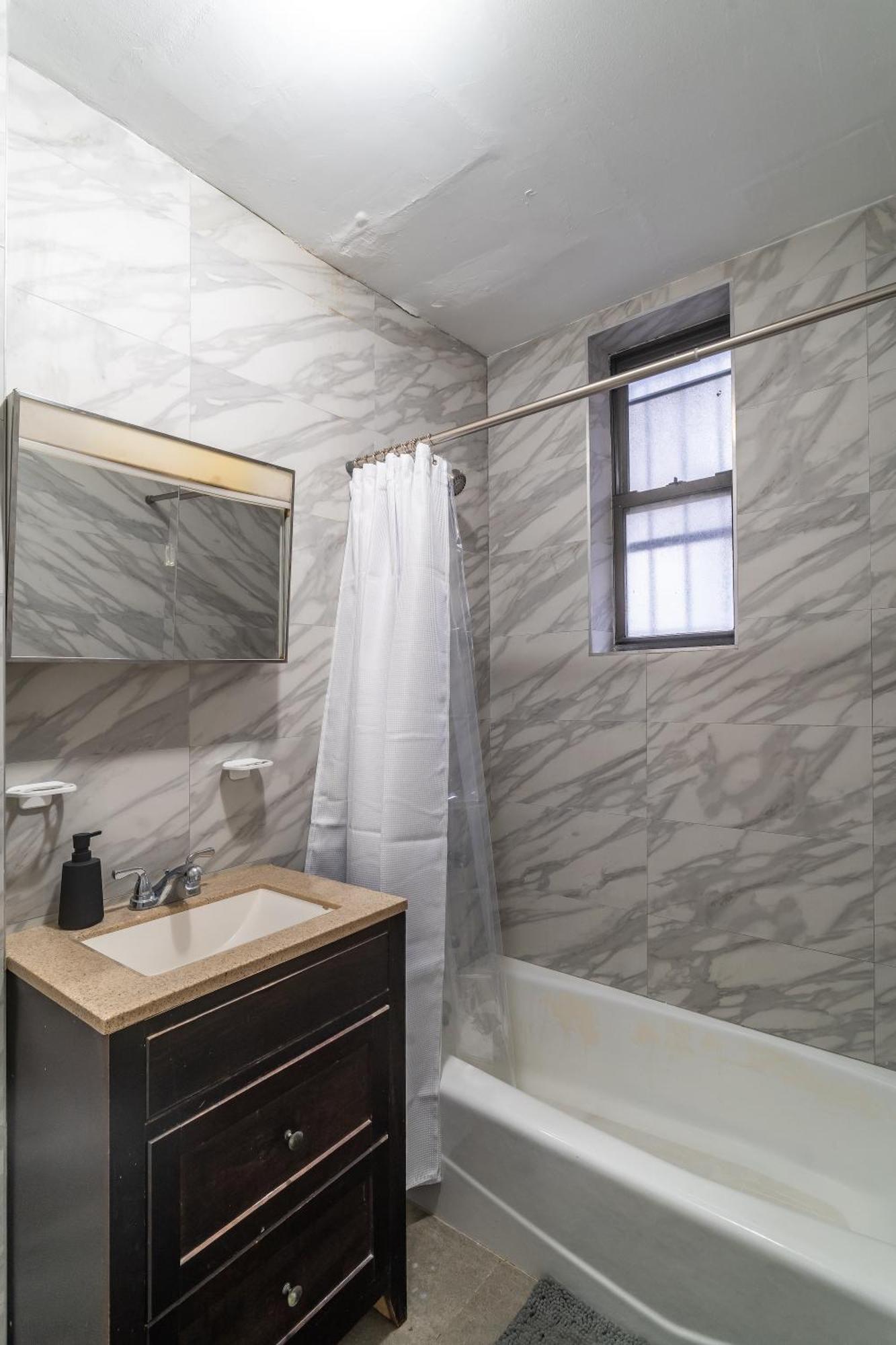Apartment Unbeatable Location! 3bd 1ba Near Nyc's Popular Attractions! *